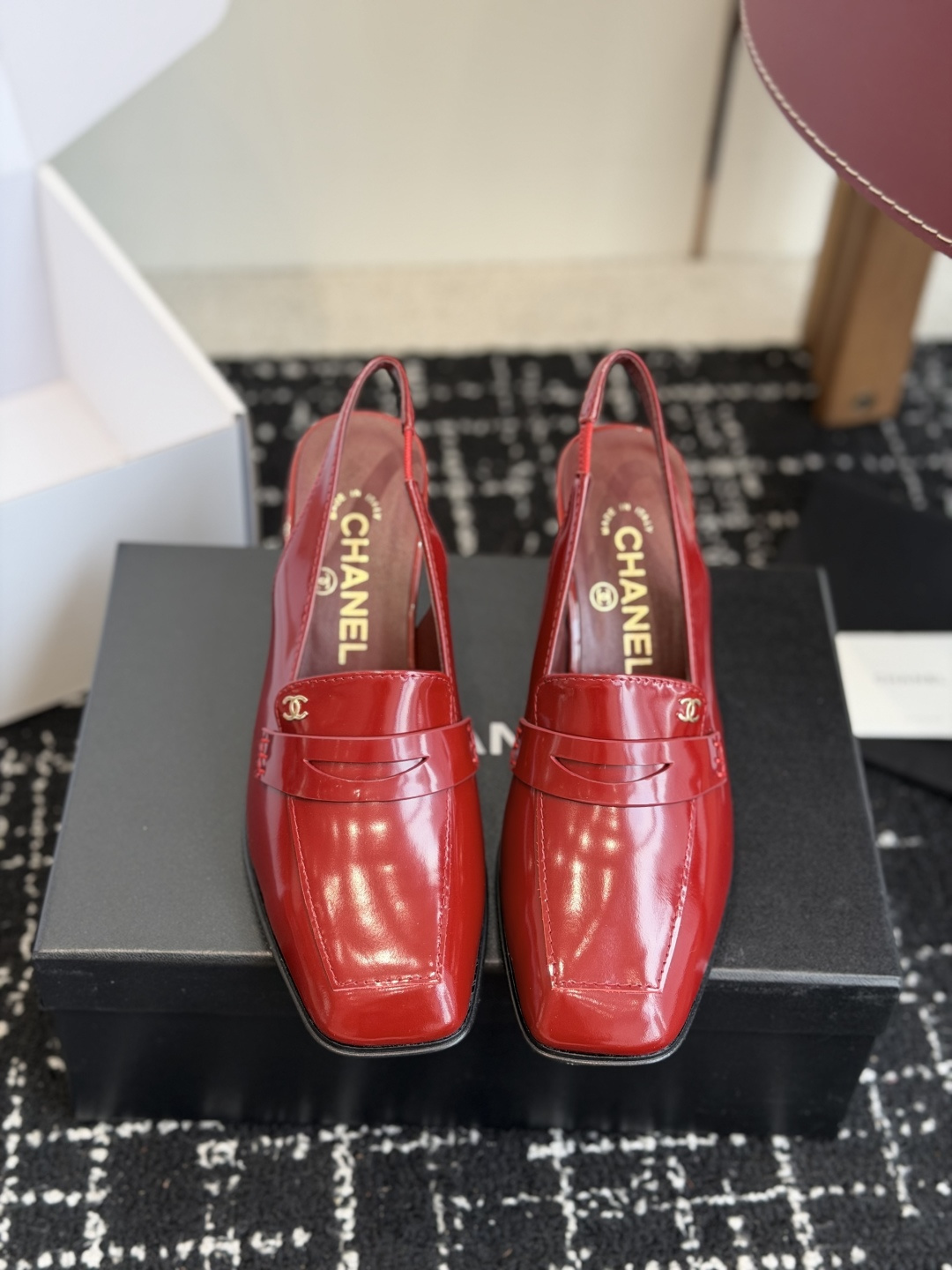代购级 Chanel26SS早春新款方头 纯色 高跟凉鞋 经典方头鞋型自带复古高级感，简单设计瞬间点亮整体造型，把香奈儿