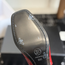 代购级 Chanel26SS早春新款方头 纯色 高跟凉鞋 经典方头鞋型自带复古高级感,简单设计瞬间点亮整体造型,把香奈儿 代购级 Chanel26SS早春新款方头 纯色 高跟凉鞋 经典方头鞋型自带复古高级感,简单设计瞬间点亮整体造型,把香奈儿