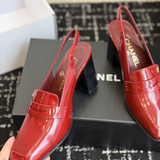 代购级 Chanel26SS早春新款方头 纯色 高跟凉鞋 经典方头鞋型自带复古高级感,简单设计瞬间点亮整体造型,把香奈儿 代购级 Chanel26SS早春新款方头 纯色 高跟凉鞋 经典方头鞋型自带复古高级感,简单设计瞬间点亮整体造型,把香奈儿