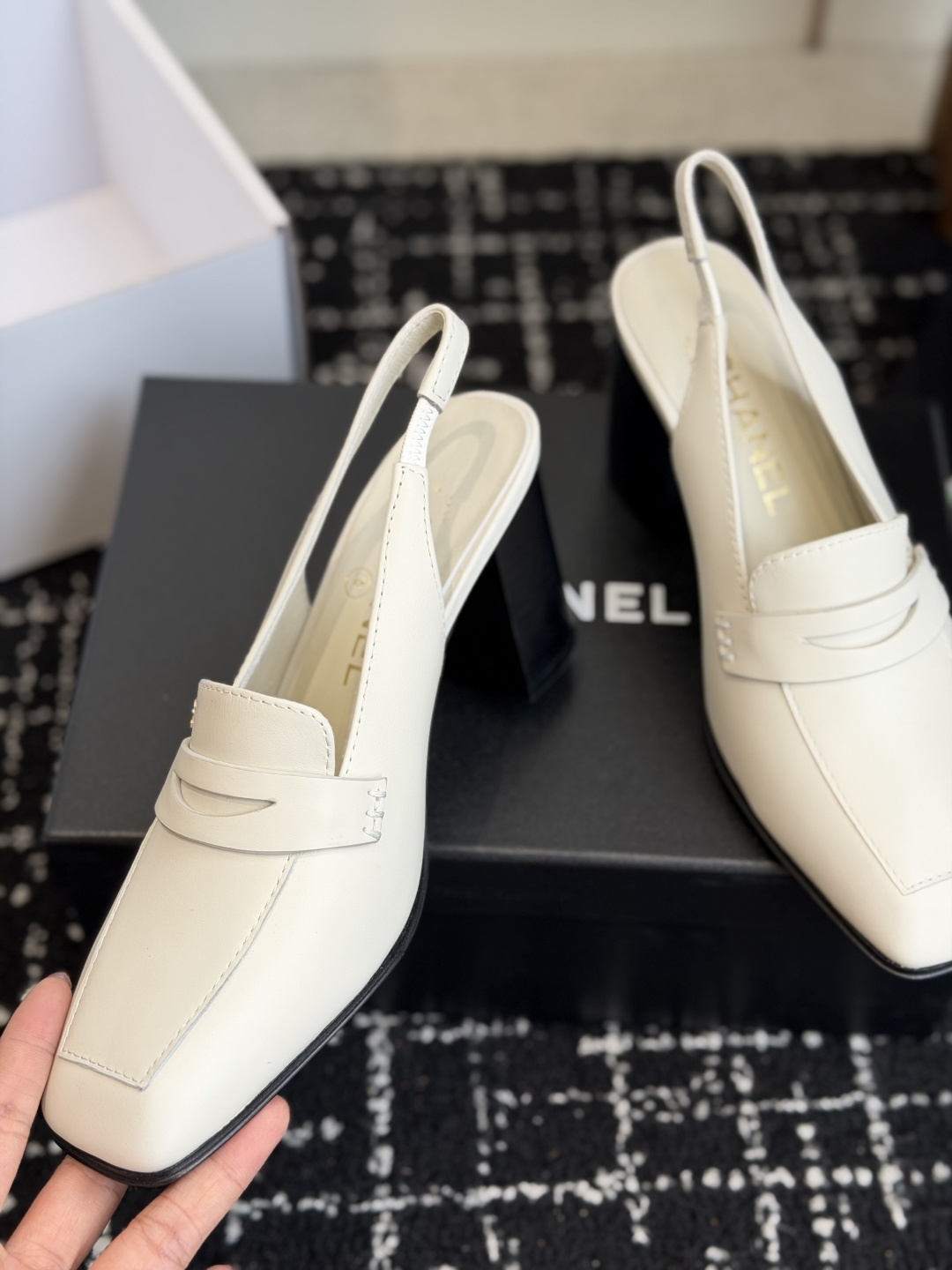 代购级 Chanel26SS早春新款方头 纯色 高跟凉鞋 经典方头鞋型自带复古高级感，简单设计瞬间点亮整体造型，把香奈儿