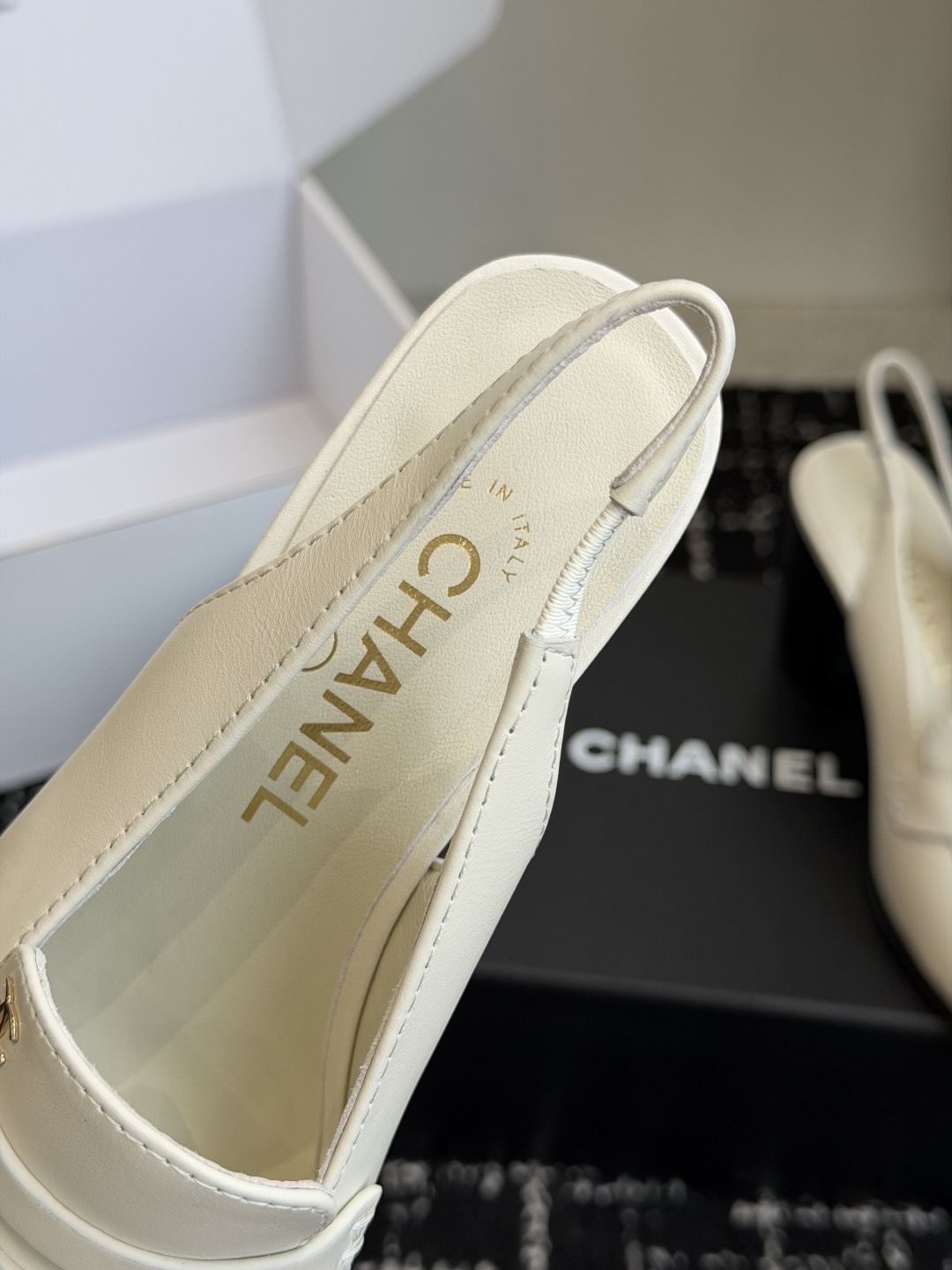 代购级 Chanel26SS早春新款方头 纯色 高跟凉鞋 经典方头鞋型自带复古高级感，简单设计瞬间点亮整体造型，把香奈儿