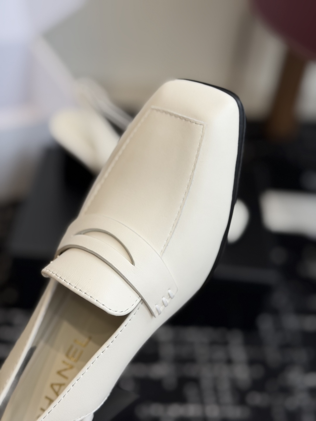 代购级 Chanel26SS早春新款方头 纯色 高跟凉鞋 经典方头鞋型自带复古高级感，简单设计瞬间点亮整体造型，把香奈儿