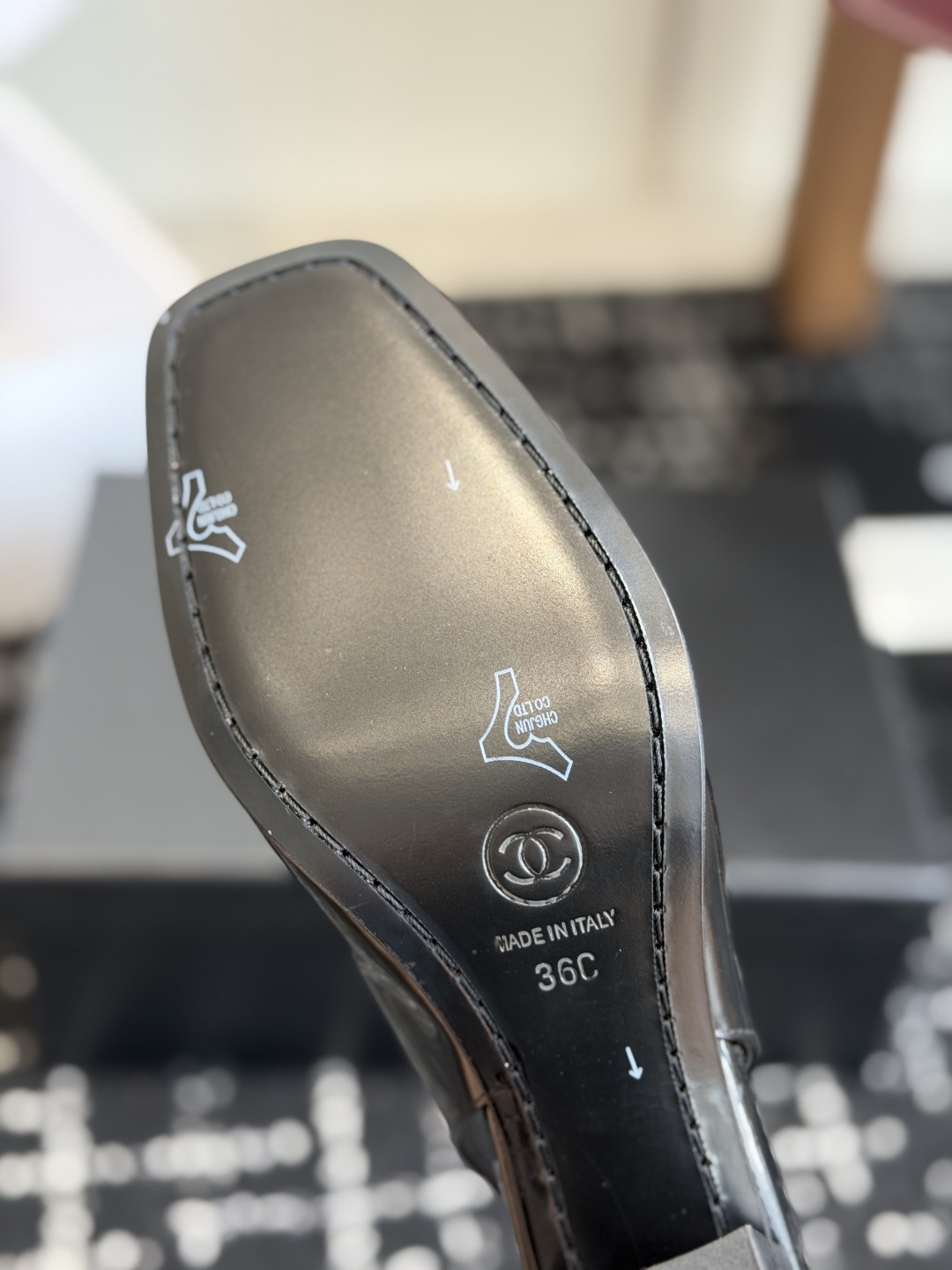 代购级 Chanel26SS早春新款方头 纯色 高跟凉鞋 经典方头鞋型自带复古高级感，简单设计瞬间点亮整体造型，把香奈儿