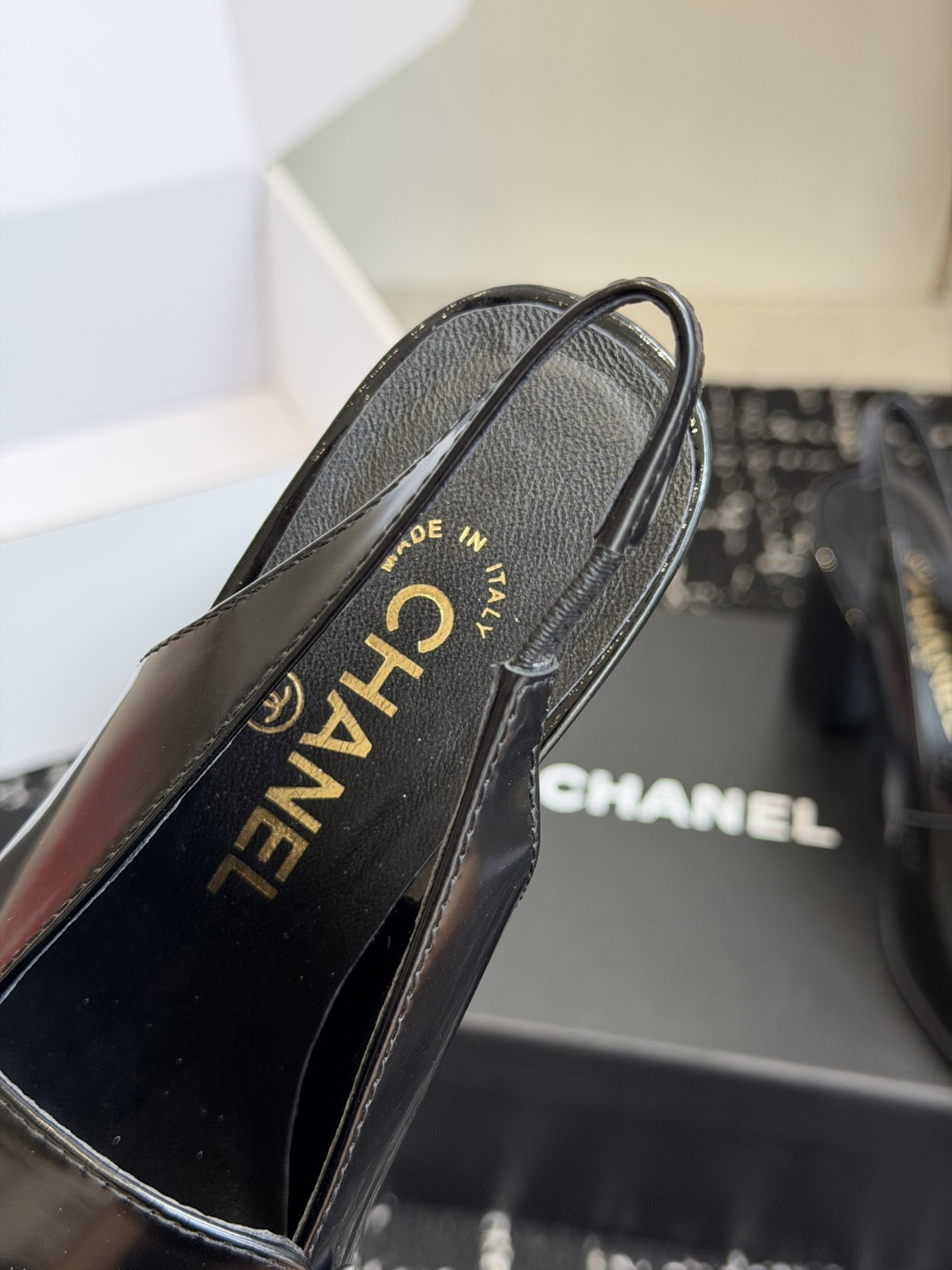 代购级 Chanel26SS早春新款方头 纯色 高跟凉鞋 经典方头鞋型自带复古高级感，简单设计瞬间点亮整体造型，把香奈儿