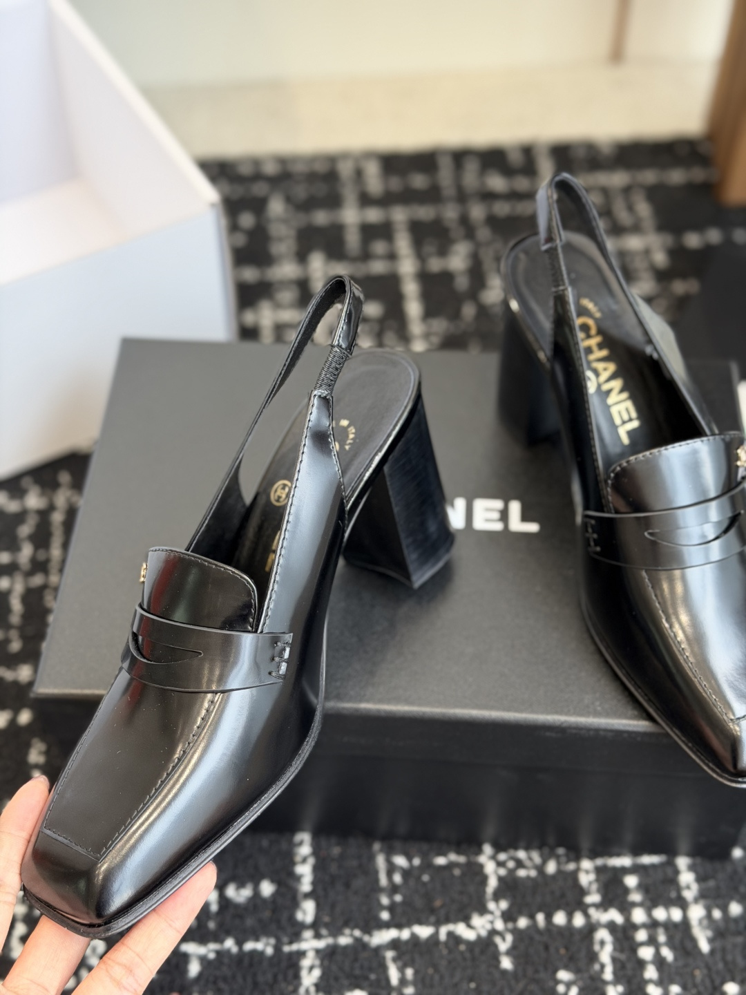 代购级 Chanel26SS早春新款方头 纯色 高跟凉鞋 经典方头鞋型自带复古高级感，简单设计瞬间点亮整体造型，把香奈儿