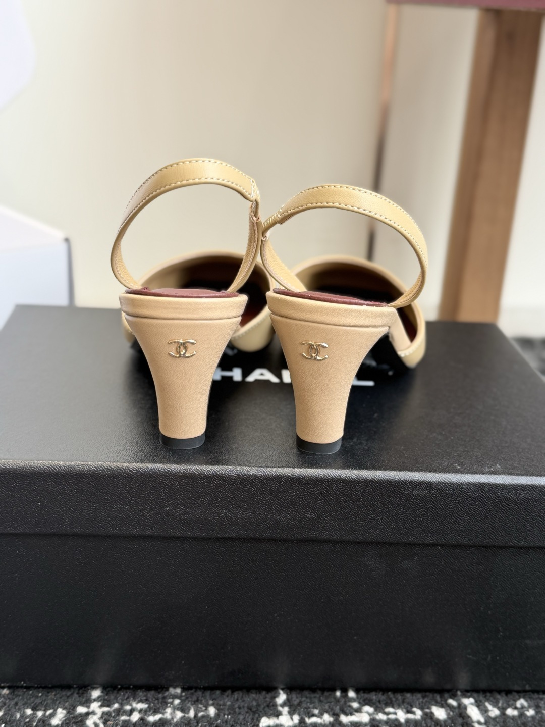 代购级 CHANEL小香 26ss 早春新款 后空大方头高跟凉鞋,复古法式优雅感,高级感十足 香奶奶后空玛丽珍凉鞋,最 代购级 CHANEL小香 26ss 早春新款 后空大方头高跟凉鞋,复古法式优雅感,高级感十足 香奶奶后空玛丽珍凉鞋,最