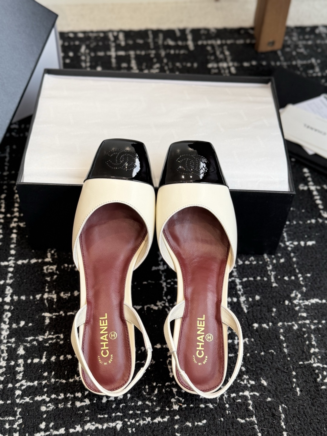 代购级 CHANEL小香 26ss 早春新款 后空大方头高跟凉鞋,复古法式优雅感,高级感十足 香奶奶后空玛丽珍凉鞋,最 代购级 CHANEL小香 26ss 早春新款 后空大方头高跟凉鞋,复古法式优雅感,高级感十足 香奶奶后空玛丽珍凉鞋,最