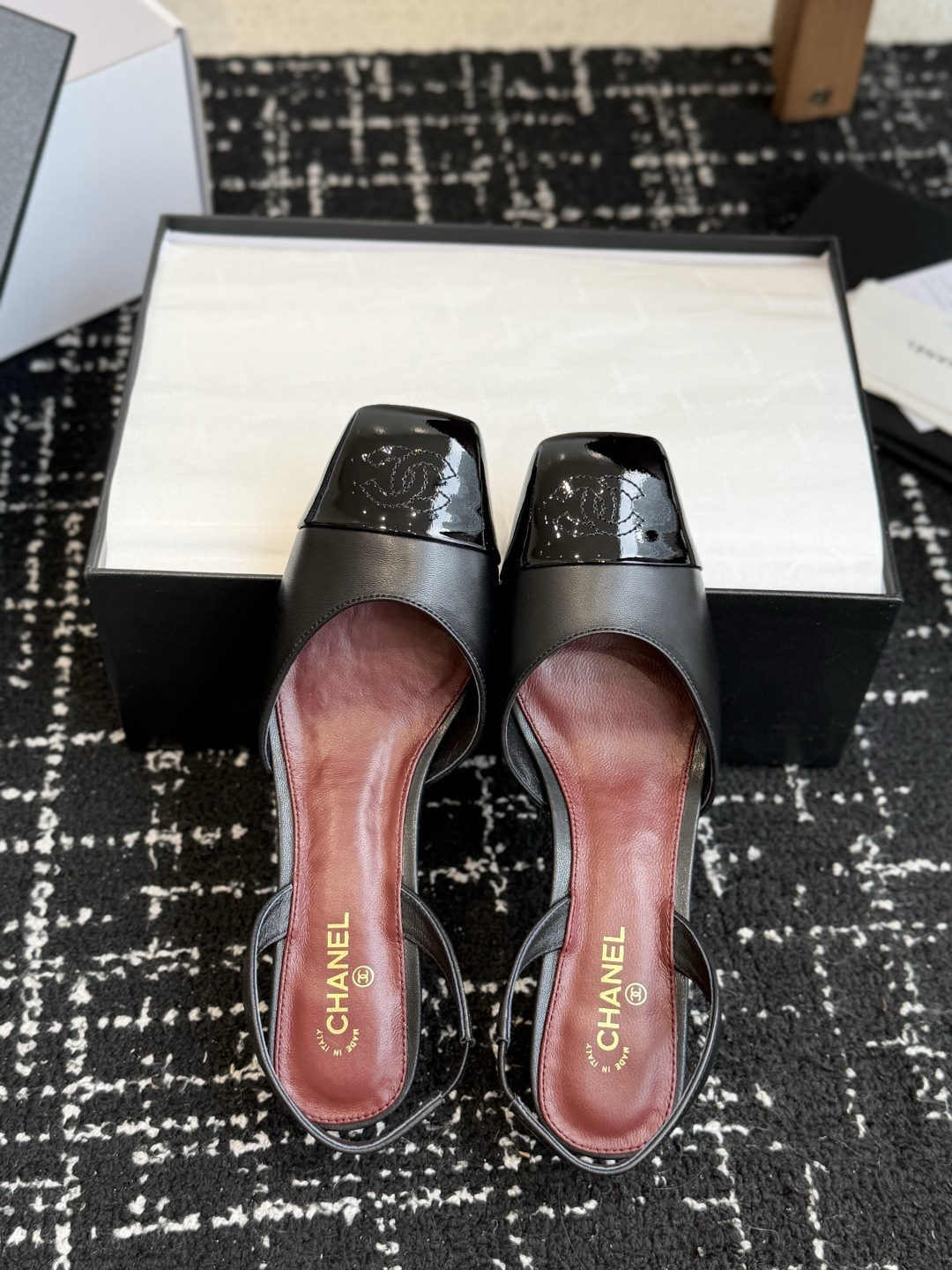 代购级 CHANEL小香 26ss 早春新款 后空大方头高跟凉鞋,复古法式优雅感,高级感十足 香奶奶后空玛丽珍凉鞋,最 代购级 CHANEL小香 26ss 早春新款 后空大方头高跟凉鞋,复古法式优雅感,高级感十足 香奶奶后空玛丽珍凉鞋,最