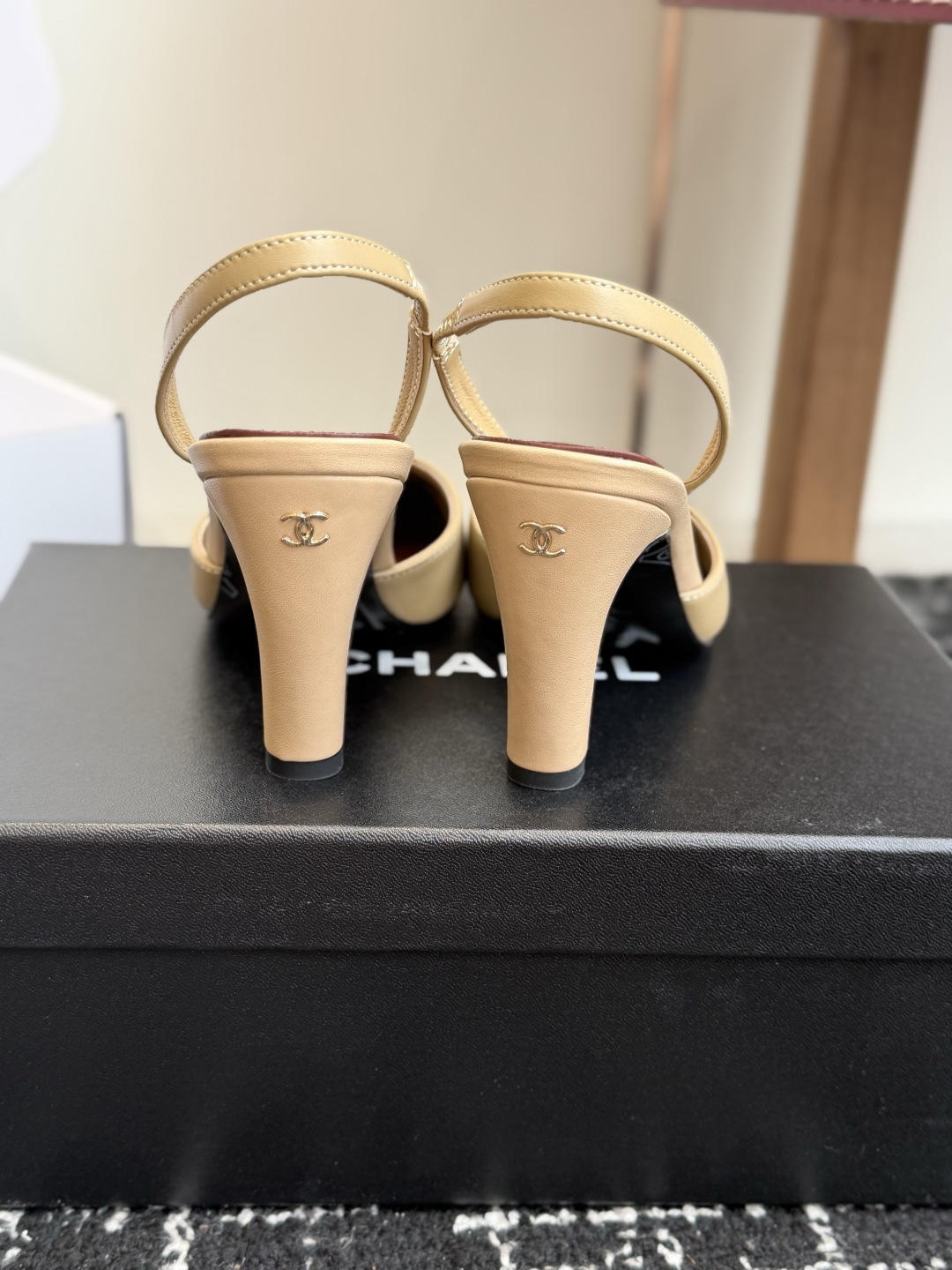 代购级 CHANEL小香 26ss 早春新款 后空大方头高跟凉鞋,复古法式优雅感,高级感十足 香奶奶后空玛丽珍凉鞋,最 代购级 CHANEL小香 26ss 早春新款 后空大方头高跟凉鞋,复古法式优雅感,高级感十足 香奶奶后空玛丽珍凉鞋,最