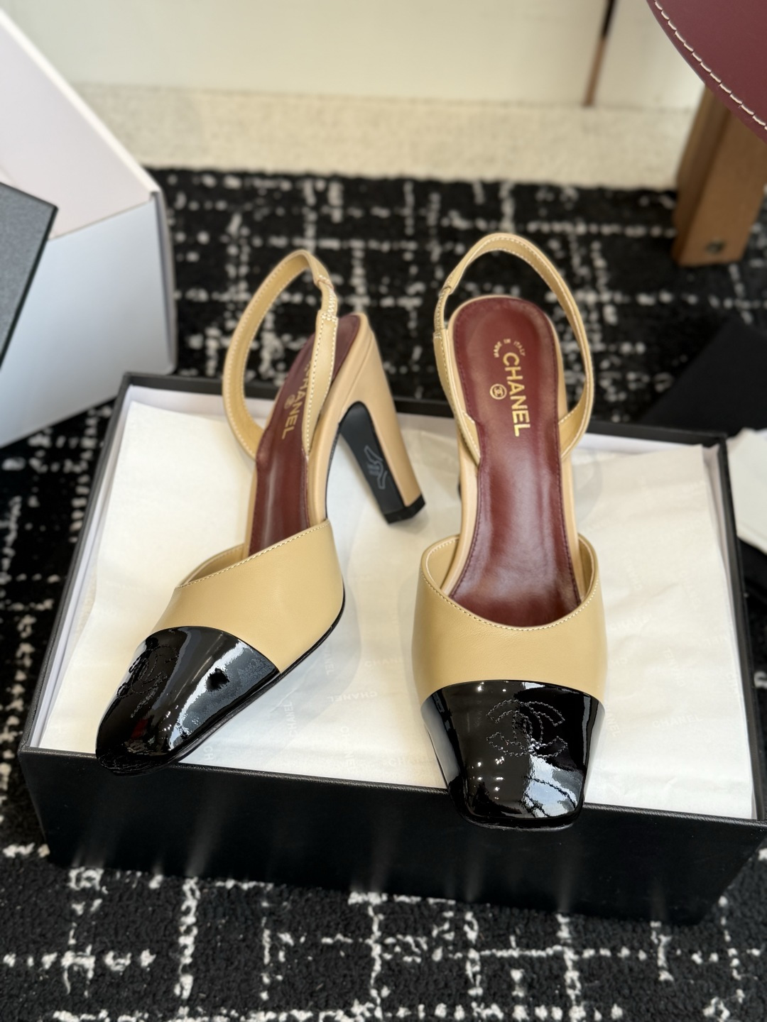 代购级 CHANEL小香 26ss 早春新款 后空大方头高跟凉鞋,复古法式优雅感,高级感十足 香奶奶后空玛丽珍凉鞋,最 代购级 CHANEL小香 26ss 早春新款 后空大方头高跟凉鞋,复古法式优雅感,高级感十足 香奶奶后空玛丽珍凉鞋,最