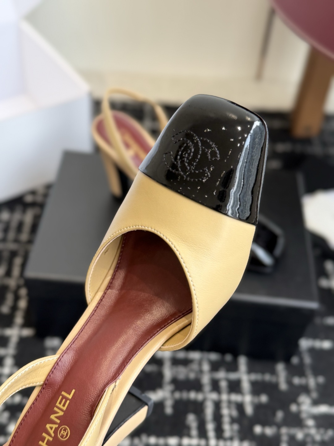 代购级 CHANEL小香 26ss 早春新款 后空大方头高跟凉鞋,复古法式优雅感,高级感十足 香奶奶后空玛丽珍凉鞋,最 代购级 CHANEL小香 26ss 早春新款 后空大方头高跟凉鞋,复古法式优雅感,高级感十足 香奶奶后空玛丽珍凉鞋,最