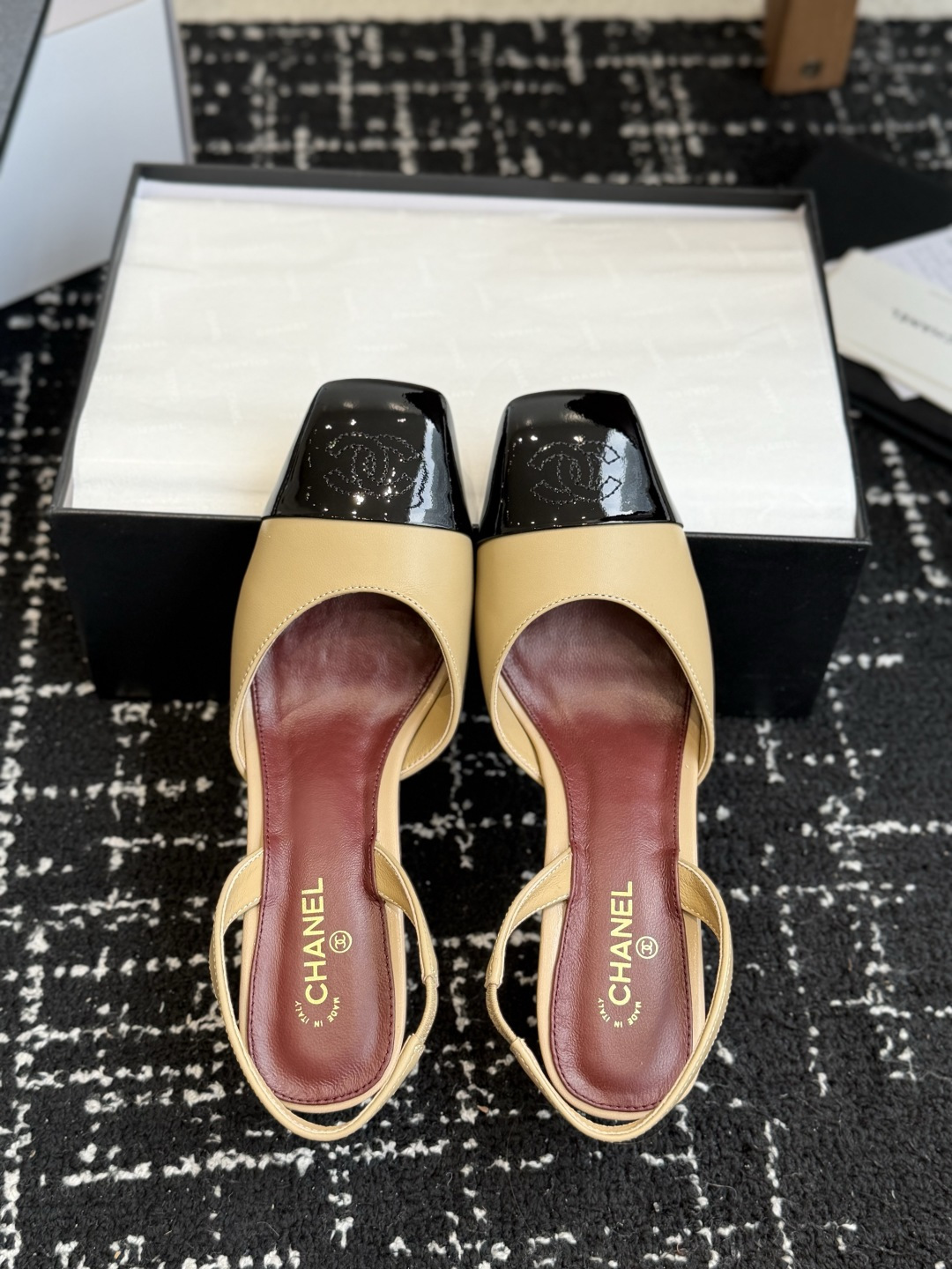 代购级 CHANEL小香 26ss 早春新款 后空大方头高跟凉鞋,复古法式优雅感,高级感十足 香奶奶后空玛丽珍凉鞋,最 代购级 CHANEL小香 26ss 早春新款 后空大方头高跟凉鞋,复古法式优雅感,高级感十足 香奶奶后空玛丽珍凉鞋,最