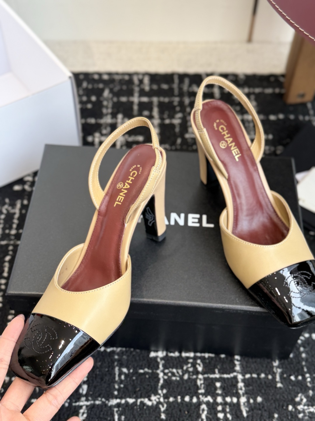 代购级 CHANEL小香 26ss 早春新款 后空大方头高跟凉鞋,复古法式优雅感,高级感十足 香奶奶后空玛丽珍凉鞋,最 代购级 CHANEL小香 26ss 早春新款 后空大方头高跟凉鞋,复古法式优雅感,高级感十足 香奶奶后空玛丽珍凉鞋,最