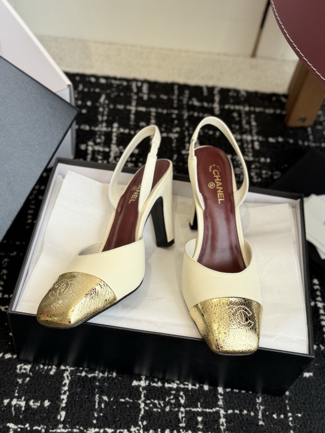 代购级 CHANEL小香 26ss 早春新款 后空大方头高跟凉鞋,复古法式优雅感,高级感十足 香奶奶后空玛丽珍凉鞋,最 代购级 CHANEL小香 26ss 早春新款 后空大方头高跟凉鞋,复古法式优雅感,高级感十足 香奶奶后空玛丽珍凉鞋,最