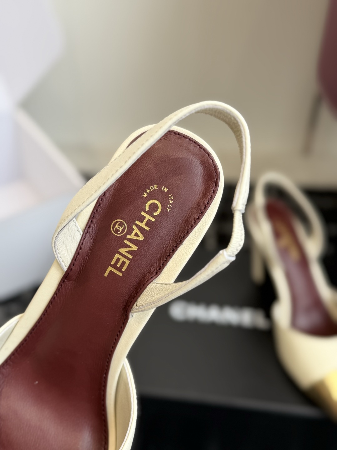 代购级 CHANEL小香 26ss 早春新款 后空大方头高跟凉鞋,复古法式优雅感,高级感十足 香奶奶后空玛丽珍凉鞋,最 代购级 CHANEL小香 26ss 早春新款 后空大方头高跟凉鞋,复古法式优雅感,高级感十足 香奶奶后空玛丽珍凉鞋,最