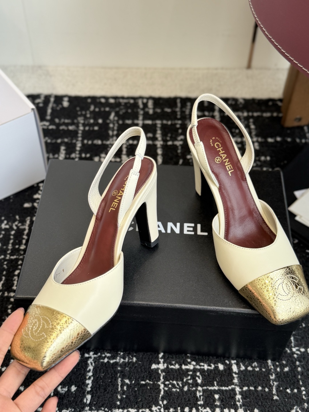 代购级 CHANEL小香 26ss 早春新款 后空大方头高跟凉鞋,复古法式优雅感,高级感十足 香奶奶后空玛丽珍凉鞋,最 代购级 CHANEL小香 26ss 早春新款 后空大方头高跟凉鞋,复古法式优雅感,高级感十足 香奶奶后空玛丽珍凉鞋,最