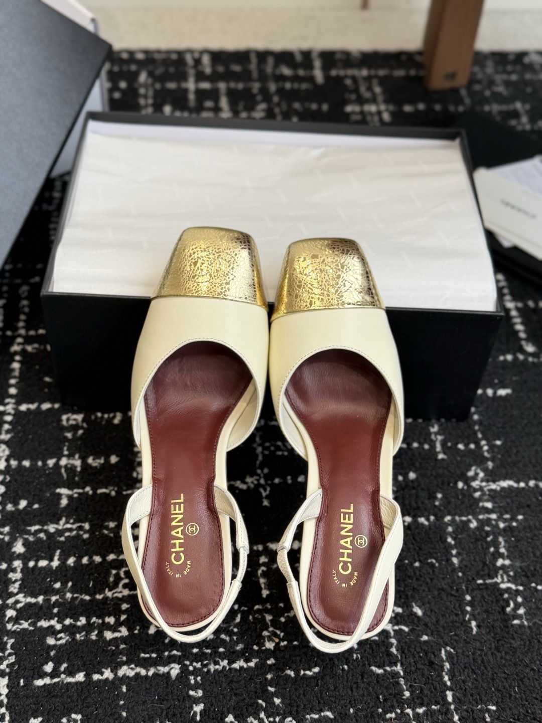 代购级 CHANEL小香 26ss 早春新款 后空大方头高跟凉鞋,复古法式优雅感,高级感十足 香奶奶后空玛丽珍凉鞋,最 代购级 CHANEL小香 26ss 早春新款 后空大方头高跟凉鞋,复古法式优雅感,高级感十足 香奶奶后空玛丽珍凉鞋,最