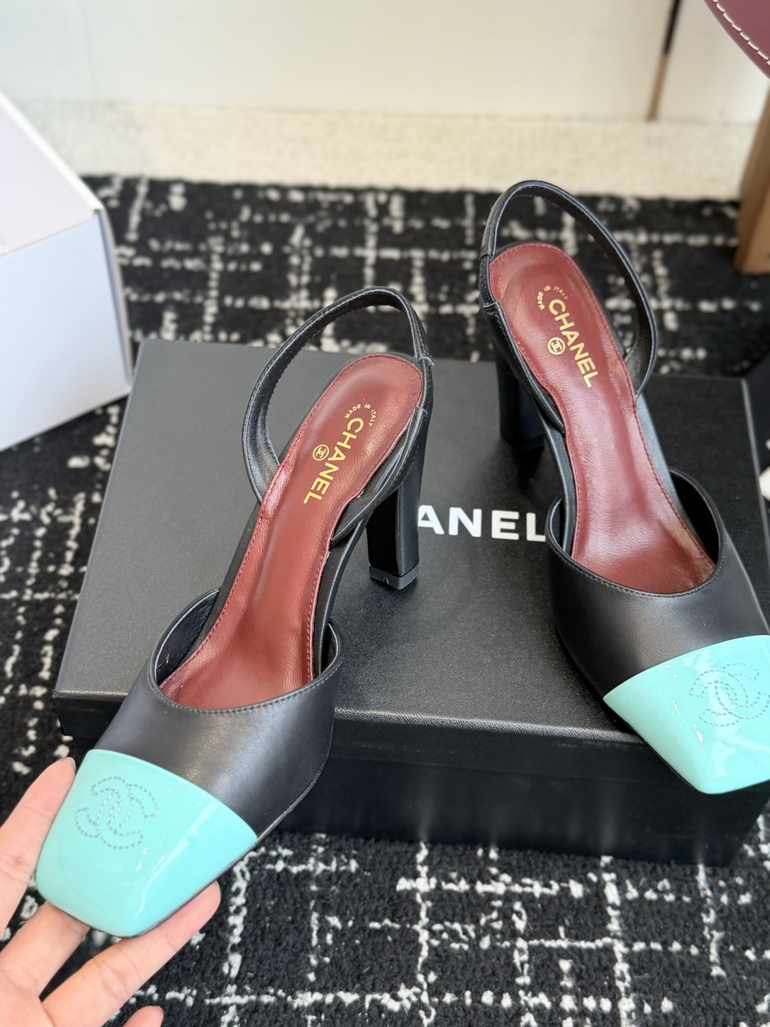 代购级 CHANEL小香 26ss 早春新款 后空大方头高跟凉鞋,复古法式优雅感,高级感十足 香奶奶后空玛丽珍凉鞋,最 代购级 CHANEL小香 26ss 早春新款 后空大方头高跟凉鞋,复古法式优雅感,高级感十足 香奶奶后空玛丽珍凉鞋,最