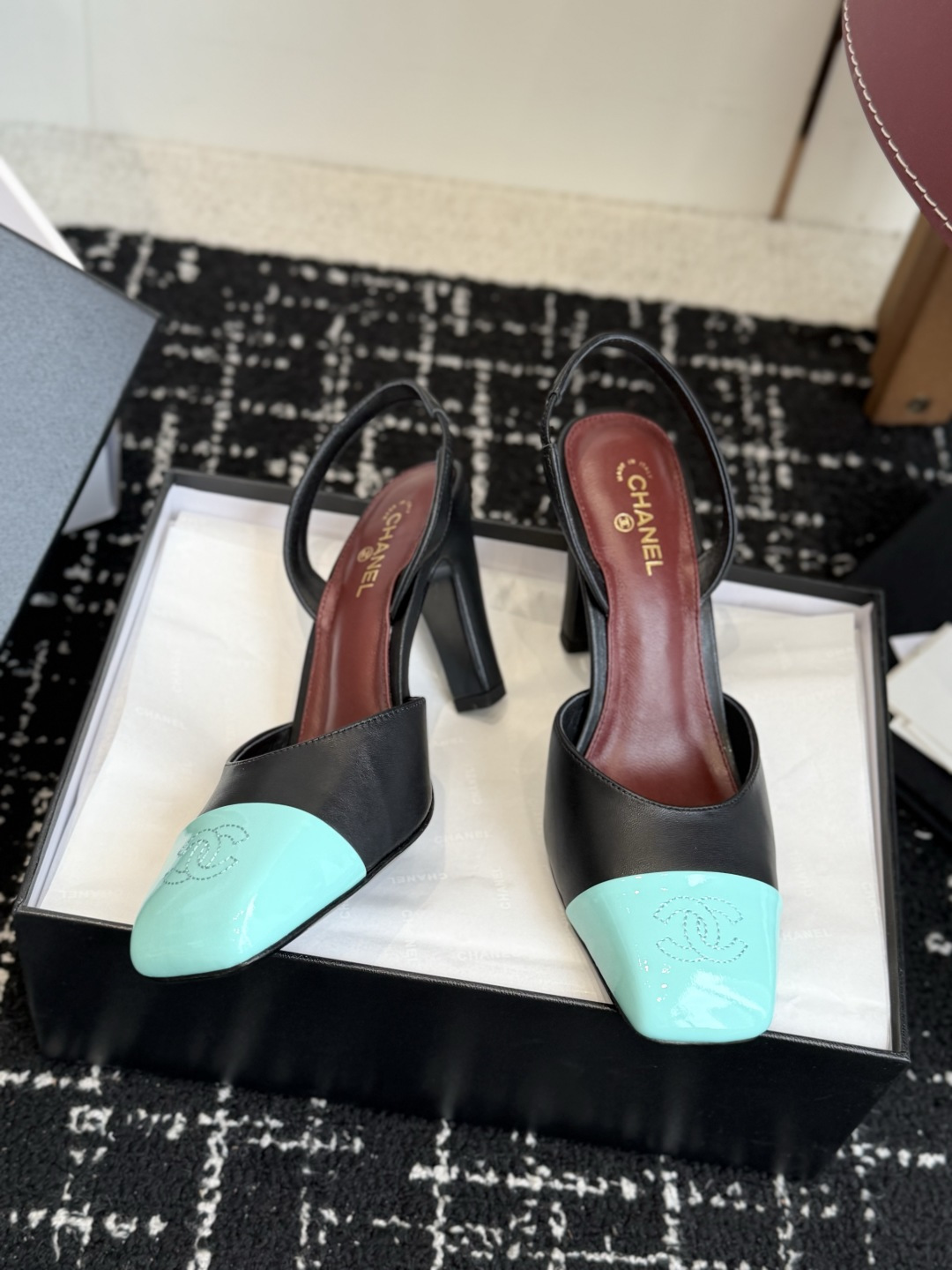 代购级 CHANEL小香 26ss 早春新款 后空大方头高跟凉鞋,复古法式优雅感,高级感十足 香奶奶后空玛丽珍凉鞋,最 代购级 CHANEL小香 26ss 早春新款 后空大方头高跟凉鞋,复古法式优雅感,高级感十足 香奶奶后空玛丽珍凉鞋,最