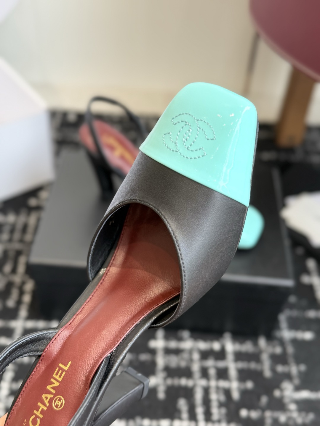 代购级 CHANEL小香 26ss 早春新款 后空大方头高跟凉鞋,复古法式优雅感,高级感十足 香奶奶后空玛丽珍凉鞋,最 代购级 CHANEL小香 26ss 早春新款 后空大方头高跟凉鞋,复古法式优雅感,高级感十足 香奶奶后空玛丽珍凉鞋,最