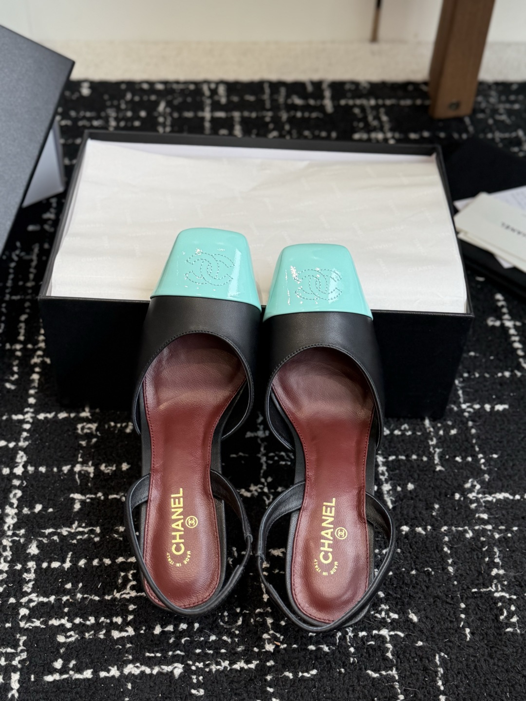 代购级 CHANEL小香 26ss 早春新款 后空大方头高跟凉鞋,复古法式优雅感,高级感十足 香奶奶后空玛丽珍凉鞋,最 代购级 CHANEL小香 26ss 早春新款 后空大方头高跟凉鞋,复古法式优雅感,高级感十足 香奶奶后空玛丽珍凉鞋,最