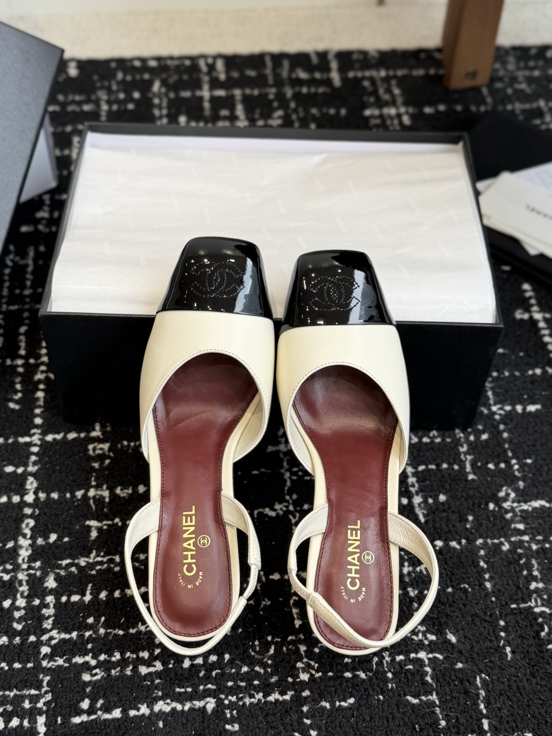 代购级 CHANEL小香 26ss 早春新款 后空大方头高跟凉鞋,复古法式优雅感,高级感十足 香奶奶后空玛丽珍凉鞋,最 代购级 CHANEL小香 26ss 早春新款 后空大方头高跟凉鞋,复古法式优雅感,高级感十足 香奶奶后空玛丽珍凉鞋,最