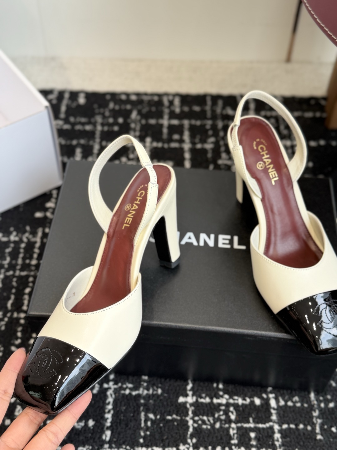 代购级 CHANEL小香 26ss 早春新款 后空大方头高跟凉鞋,复古法式优雅感,高级感十足 香奶奶后空玛丽珍凉鞋,最 代购级 CHANEL小香 26ss 早春新款 后空大方头高跟凉鞋,复古法式优雅感,高级感十足 香奶奶后空玛丽珍凉鞋,最