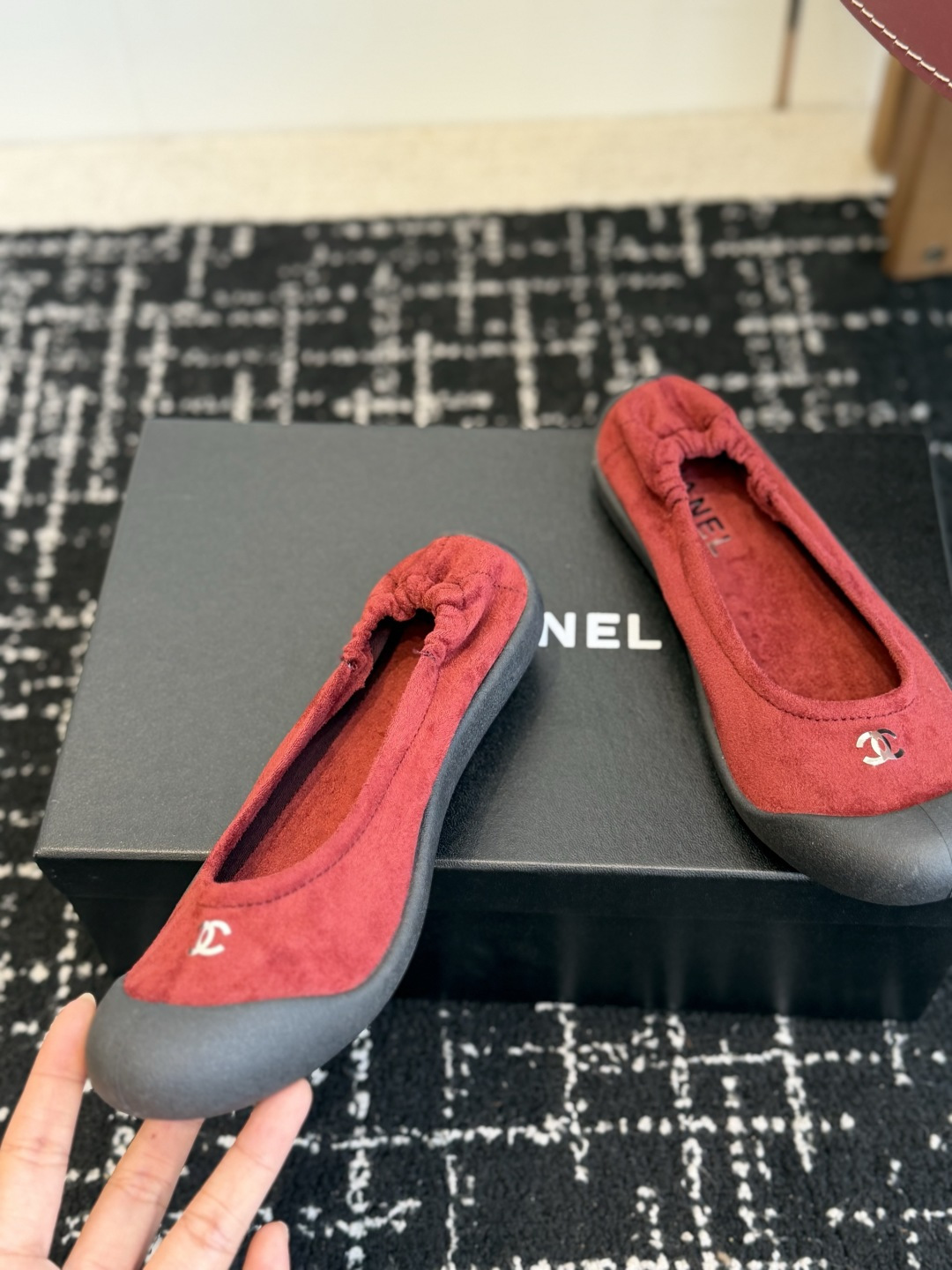 代购级 Chanel香奈儿26ss 单鞋 弹力后跟设计 这款经典设计 鞋面简洁的风格,多元化混搭非常好看百搭,休闲,时尚 代购级 Chanel香奈儿26ss 单鞋 弹力后跟设计 这款经典设计 鞋面简洁的风格,多元化混搭非常好看百搭,休闲,时尚