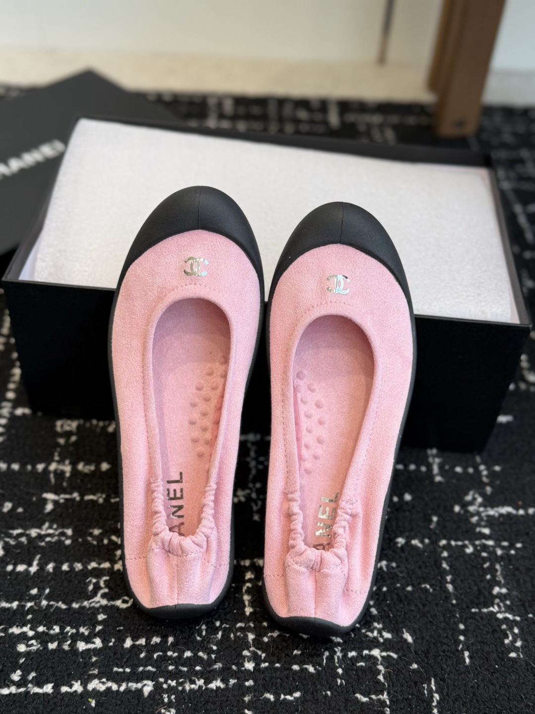 代购级 Chanel香奈儿26ss 单鞋 弹力后跟设计 这款经典设计 鞋面简洁的风格,多元化混搭非常好看百搭,休闲,时尚 代购级 Chanel香奈儿26ss 单鞋 弹力后跟设计 这款经典设计 鞋面简洁的风格,多元化混搭非常好看百搭,休闲,时尚