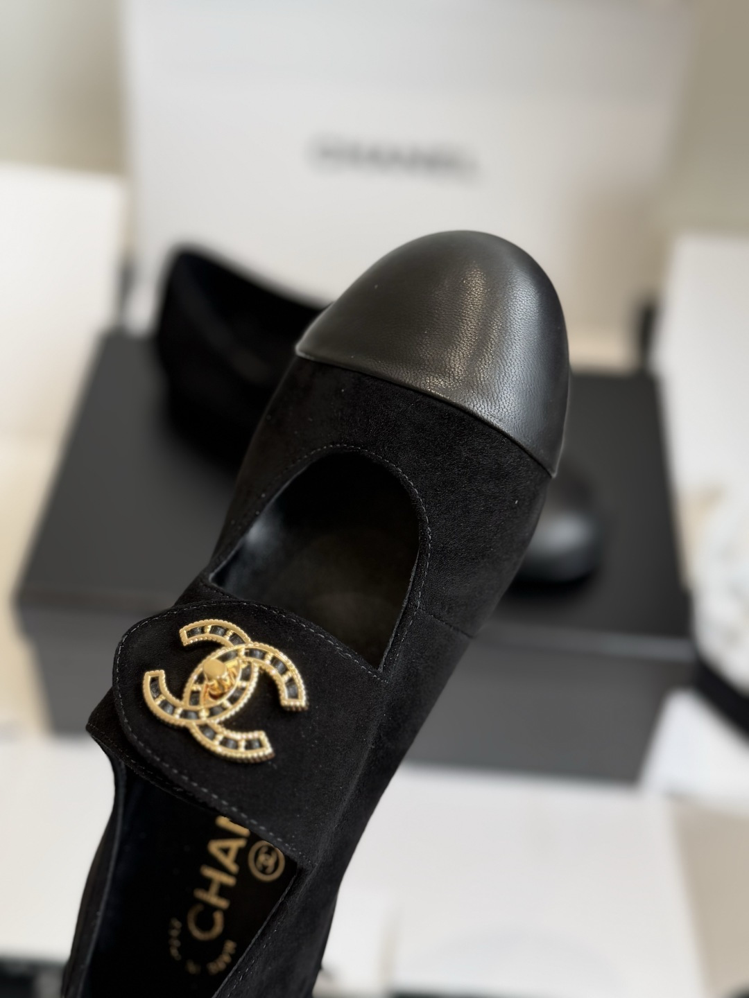 东莞代购级 CHANEL 香奈儿 26ss 圆头 金属扣玛丽珍 单鞋 第一眼看上就被种草了根据天气变化自由穿搭!套上袜 东莞代购级 CHANEL 香奈儿 26ss 圆头 金属扣玛丽珍 单鞋 第一眼看上就被种草了根据天气变化自由穿搭!套上袜