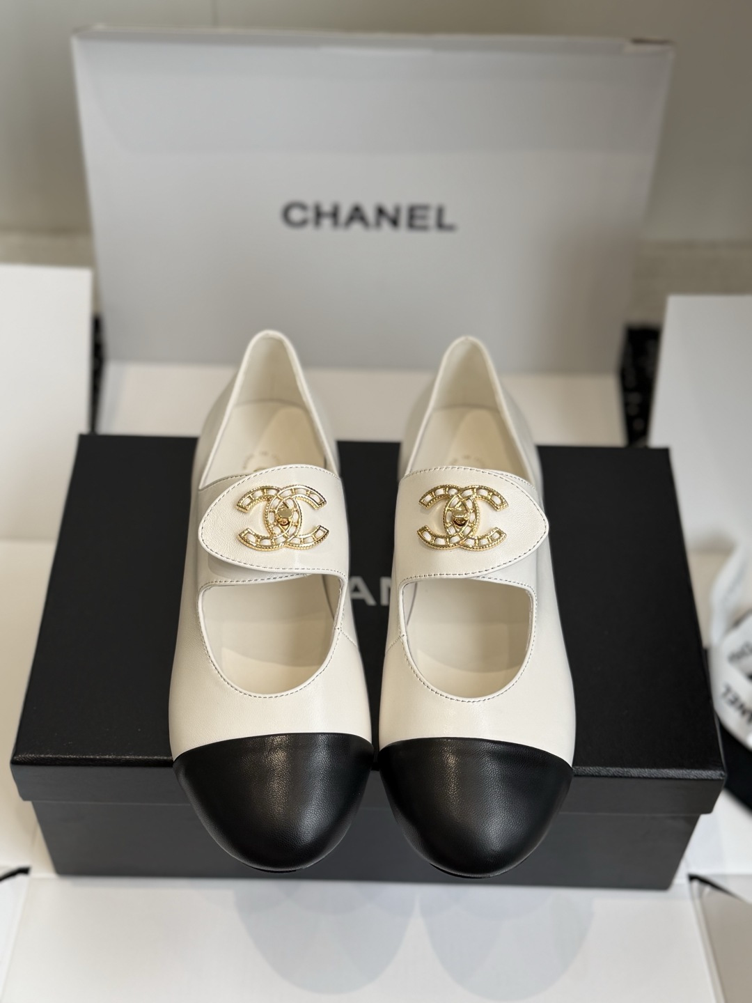 东莞代购级 CHANEL 香奈儿 26ss 圆头 金属扣玛丽珍 单鞋  第一眼看上就被种草了根据天气变化自由穿搭！套上袜