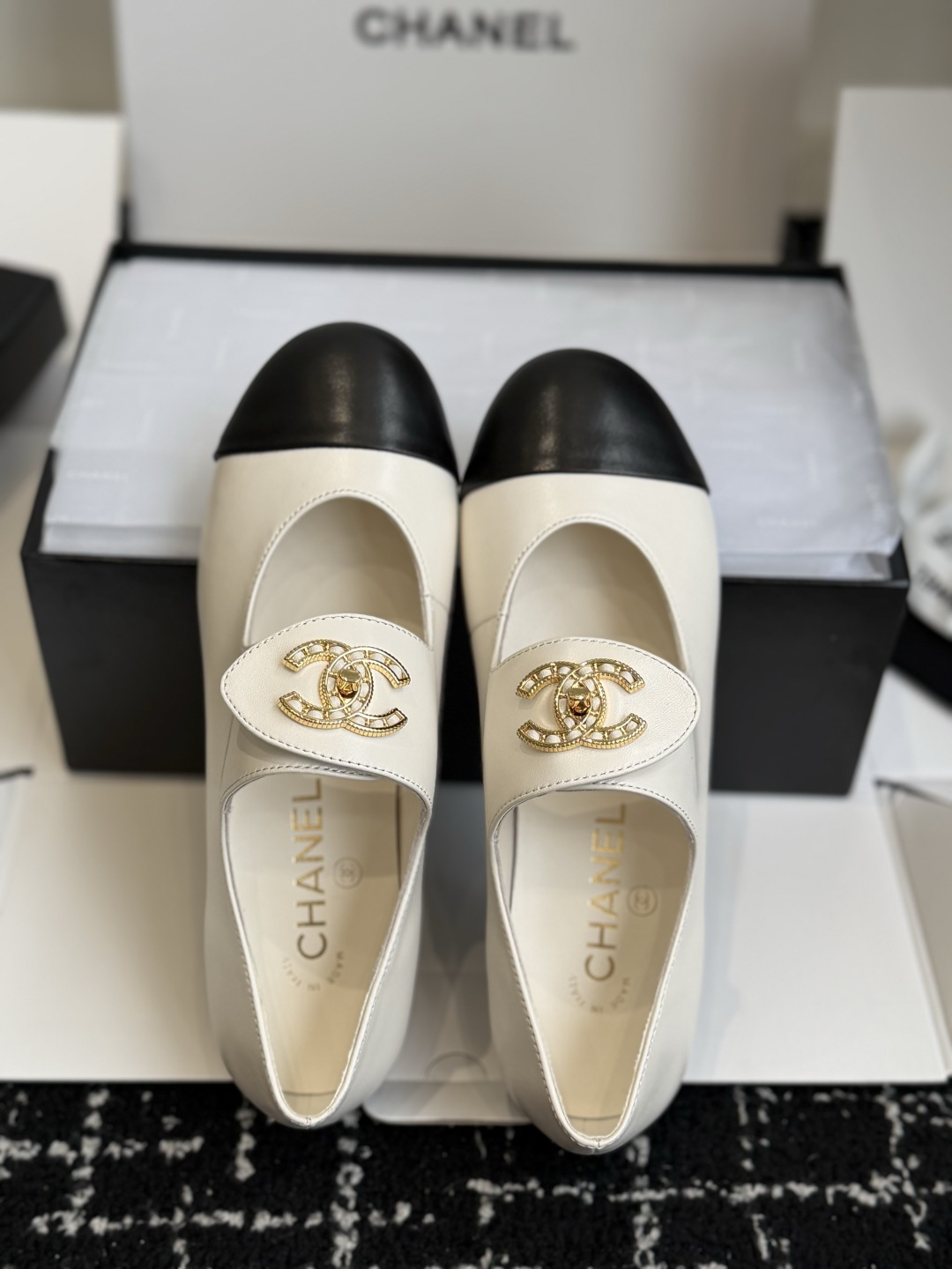 东莞代购级 CHANEL 香奈儿 26ss 圆头 金属扣玛丽珍 单鞋 第一眼看上就被种草了根据天气变化自由穿搭!套上袜 东莞代购级 CHANEL 香奈儿 26ss 圆头 金属扣玛丽珍 单鞋 第一眼看上就被种草了根据天气变化自由穿搭!套上袜