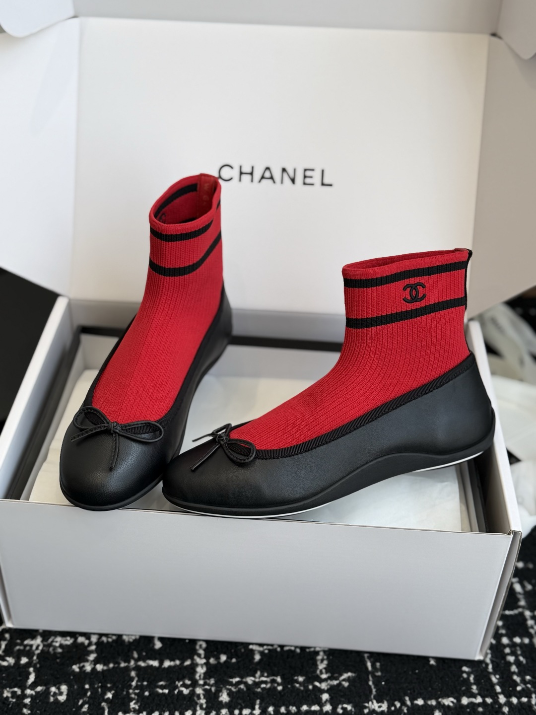 东莞代购级 CHANEL香奈儿2026 早秋新款圆头蝴蝶结袜套芭蕾舞鞋 这双把优雅刻在骨子里的Chanel袜靴!经典黑 东莞代购级 CHANEL香奈儿2026 早秋新款圆头蝴蝶结袜套芭蕾舞鞋 这双把优雅刻在骨子里的Chanel袜靴!经典黑