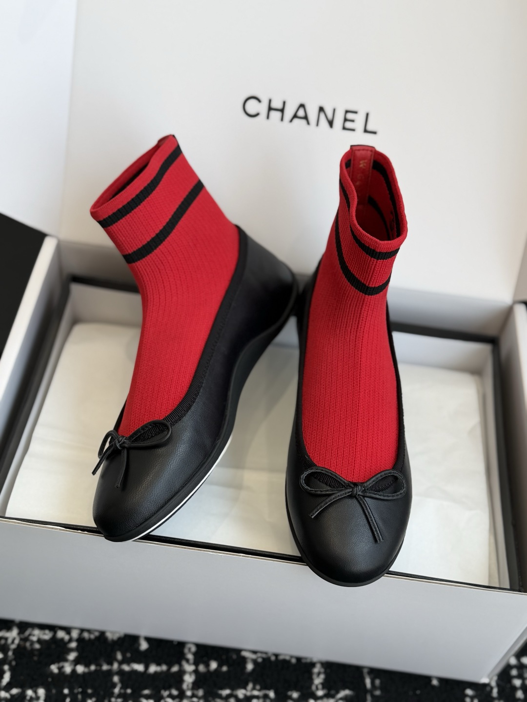 东莞代购级 CHANEL香奈儿2026 早秋新款圆头蝴蝶结袜套芭蕾舞鞋 这双把优雅刻在骨子里的Chanel袜靴!经典黑 东莞代购级 CHANEL香奈儿2026 早秋新款圆头蝴蝶结袜套芭蕾舞鞋 这双把优雅刻在骨子里的Chanel袜靴!经典黑