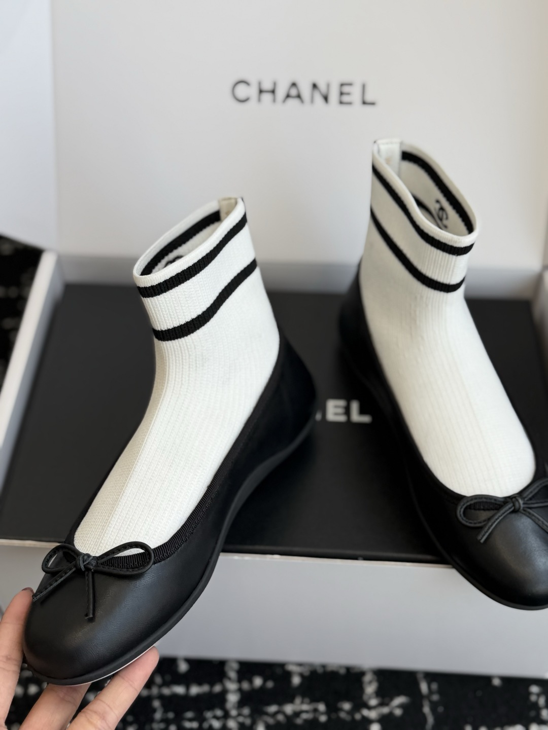 东莞代购级 CHANEL香奈儿2026 早秋新款圆头蝴蝶结袜套芭蕾舞鞋 这双把优雅刻在骨子里的Chanel袜靴!经典黑 东莞代购级 CHANEL香奈儿2026 早秋新款圆头蝴蝶结袜套芭蕾舞鞋 这双把优雅刻在骨子里的Chanel袜靴!经典黑