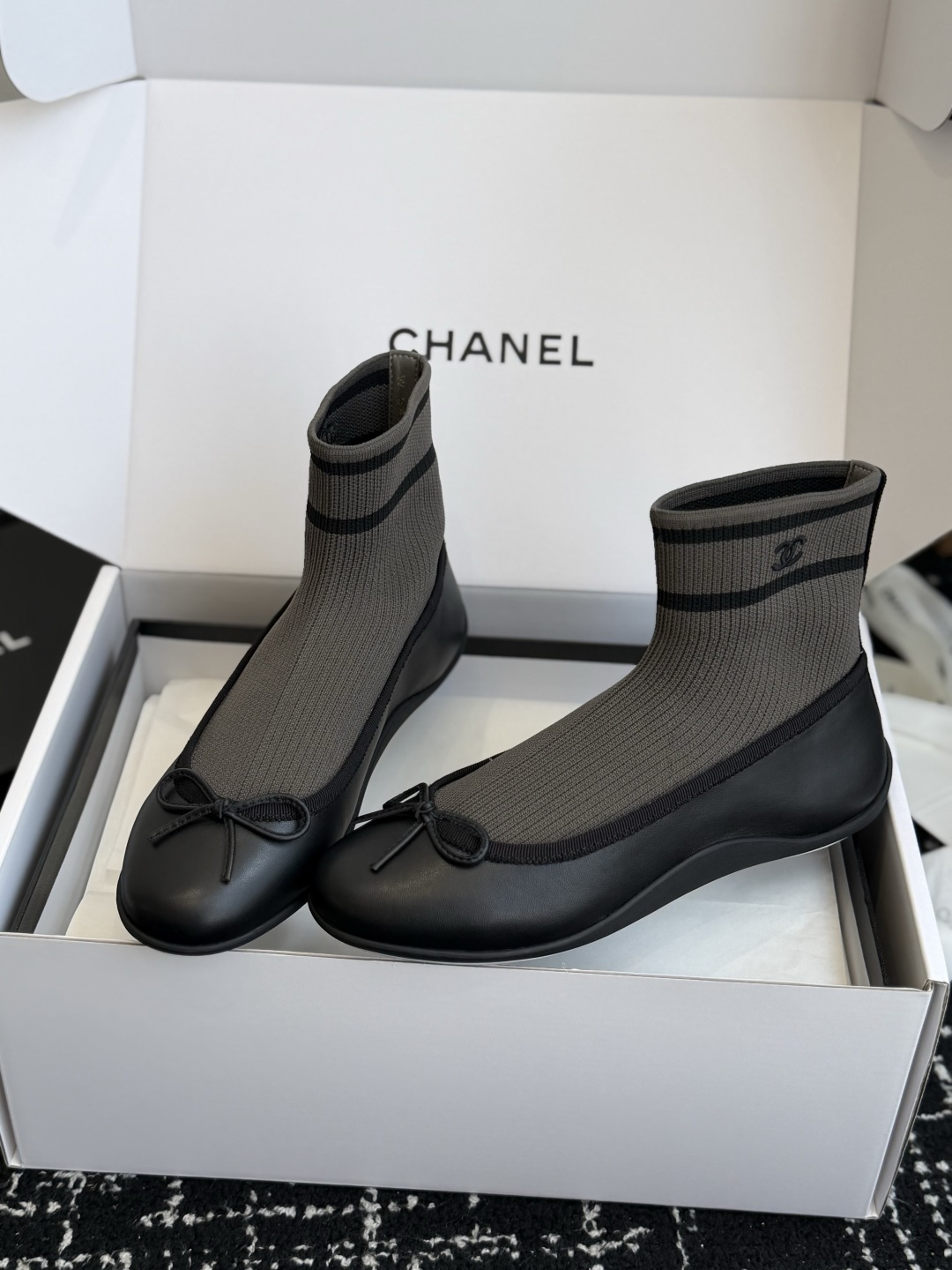 东莞代购级 CHANEL香奈儿2026 早秋新款圆头蝴蝶结袜套芭蕾舞鞋 这双把优雅刻在骨子里的Chanel袜靴!经典黑 东莞代购级 CHANEL香奈儿2026 早秋新款圆头蝴蝶结袜套芭蕾舞鞋 这双把优雅刻在骨子里的Chanel袜靴!经典黑