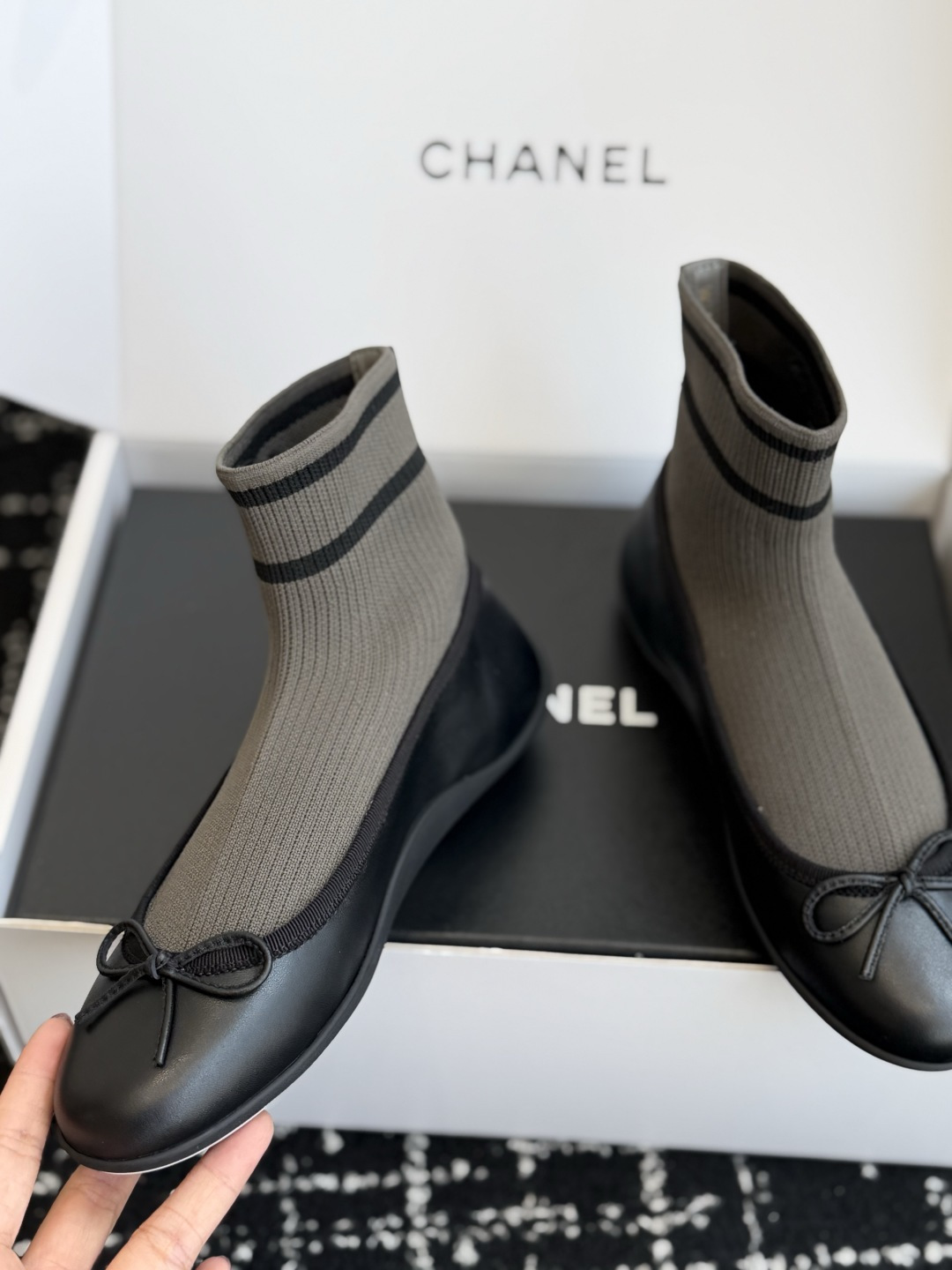 东莞代购级 CHANEL香奈儿2026 早秋新款圆头蝴蝶结袜套芭蕾舞鞋 这双把优雅刻在骨子里的Chanel袜靴!经典黑 东莞代购级 CHANEL香奈儿2026 早秋新款圆头蝴蝶结袜套芭蕾舞鞋 这双把优雅刻在骨子里的Chanel袜靴!经典黑