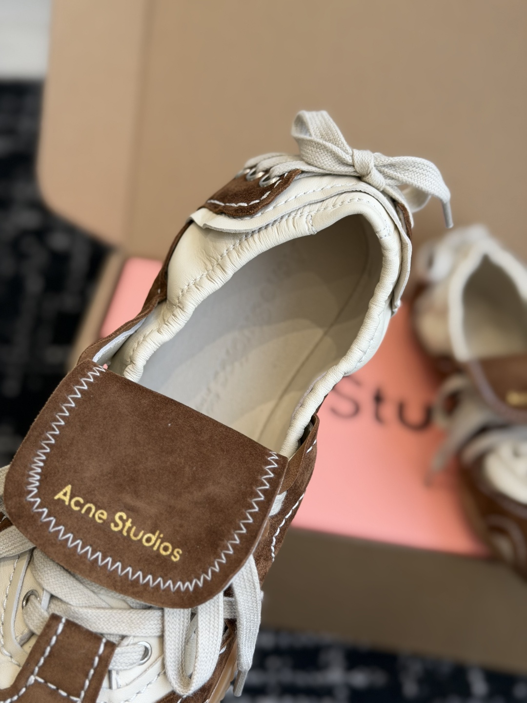 代购级 Acne Studios 26ss 秋季新款走秀款芭蕾鞋 可以说每一双都是可以珍藏的鞋子 今年这款芭蕾鞋真的是 代购级 Acne Studios 26ss 秋季新款走秀款芭蕾鞋 可以说每一双都是可以珍藏的鞋子 今年这款芭蕾鞋真的是