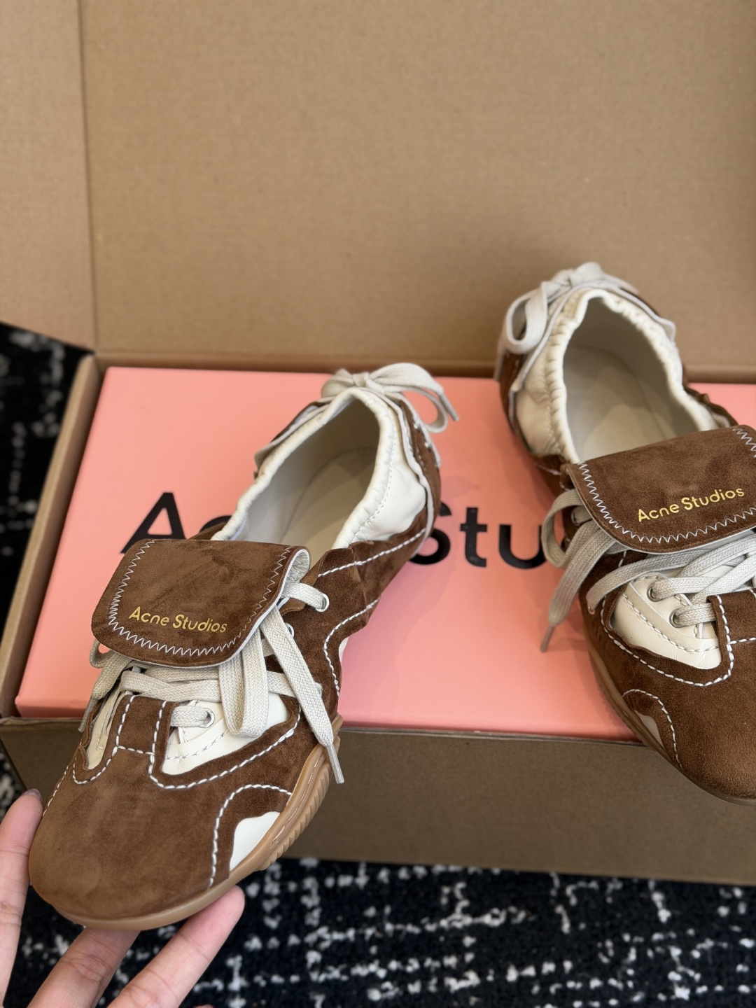 代购级 Acne Studios 26ss 秋季新款走秀款芭蕾鞋 可以说每一双都是可以珍藏的鞋子 今年这款芭蕾鞋真的是 代购级 Acne Studios 26ss 秋季新款走秀款芭蕾鞋 可以说每一双都是可以珍藏的鞋子 今年这款芭蕾鞋真的是