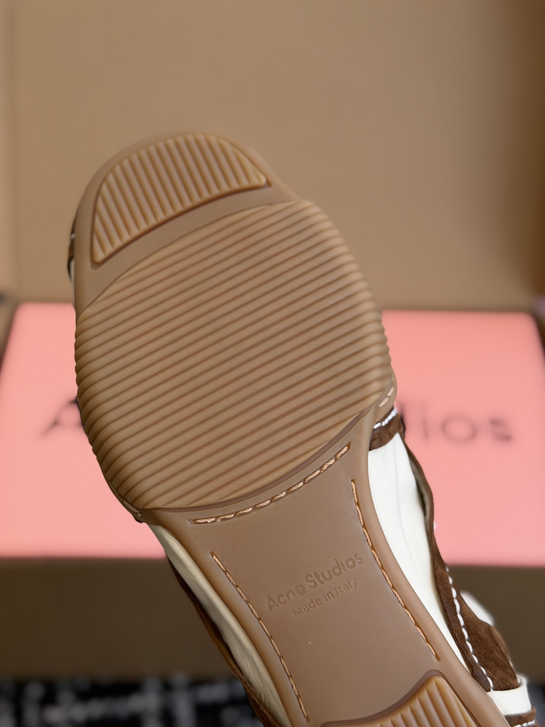 代购级 Acne Studios 26ss 秋季新款走秀款芭蕾鞋 可以说每一双都是可以珍藏的鞋子 今年这款芭蕾鞋真的是 代购级 Acne Studios 26ss 秋季新款走秀款芭蕾鞋 可以说每一双都是可以珍藏的鞋子 今年这款芭蕾鞋真的是