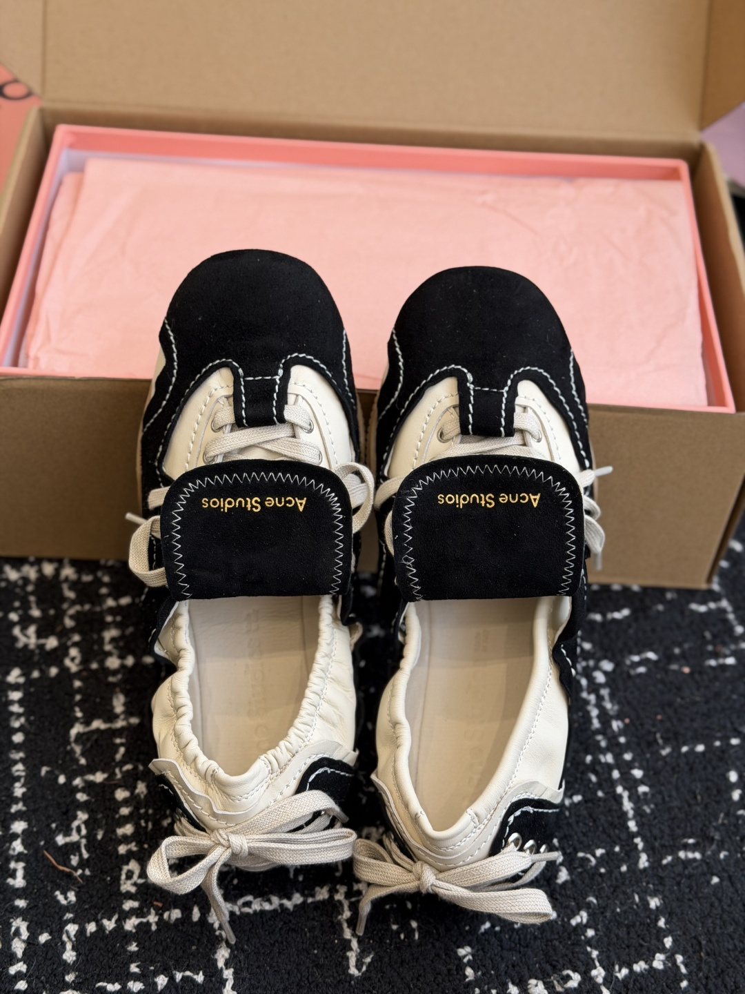 代购级 Acne Studios 26ss 秋季新款走秀款芭蕾鞋 可以说每一双都是可以珍藏的鞋子 今年这款芭蕾鞋真的是 代购级 Acne Studios 26ss 秋季新款走秀款芭蕾鞋 可以说每一双都是可以珍藏的鞋子 今年这款芭蕾鞋真的是