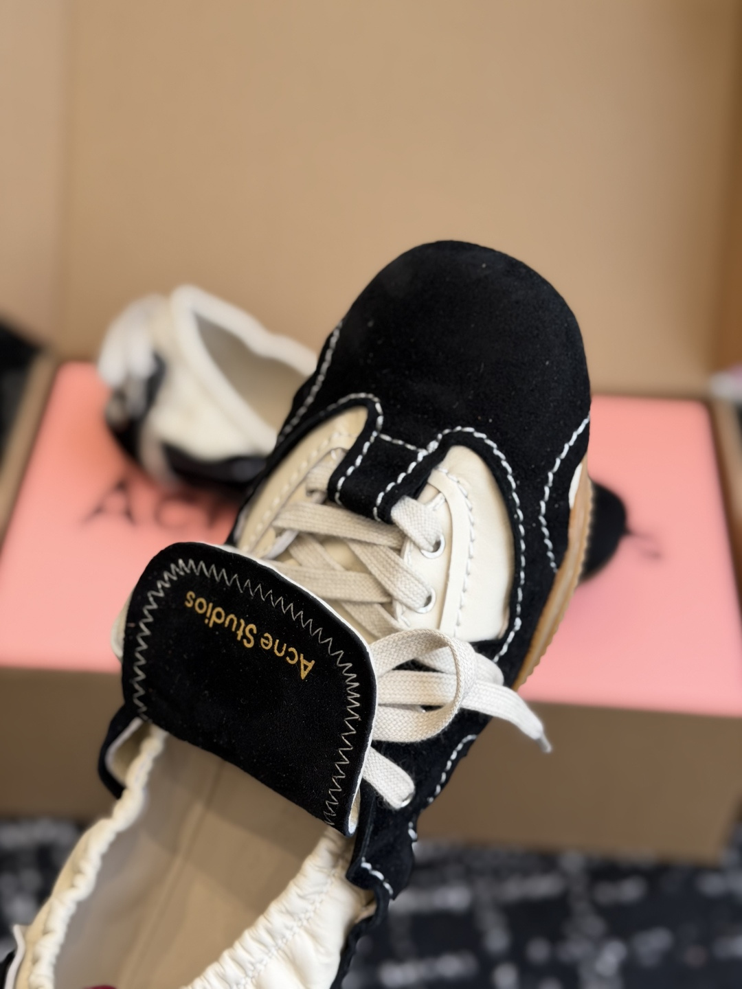 代购级 Acne Studios 26ss 秋季新款走秀款芭蕾鞋 可以说每一双都是可以珍藏的鞋子 今年这款芭蕾鞋真的是 代购级 Acne Studios 26ss 秋季新款走秀款芭蕾鞋 可以说每一双都是可以珍藏的鞋子 今年这款芭蕾鞋真的是