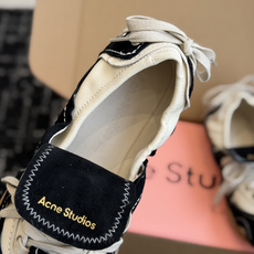 代购级 Acne Studios 26ss 秋季新款走秀款芭蕾鞋 可以说每一双都是可以珍藏的鞋子 今年这款芭蕾鞋真的是 代购级 Acne Studios 26ss 秋季新款走秀款芭蕾鞋 可以说每一双都是可以珍藏的鞋子 今年这款芭蕾鞋真的是