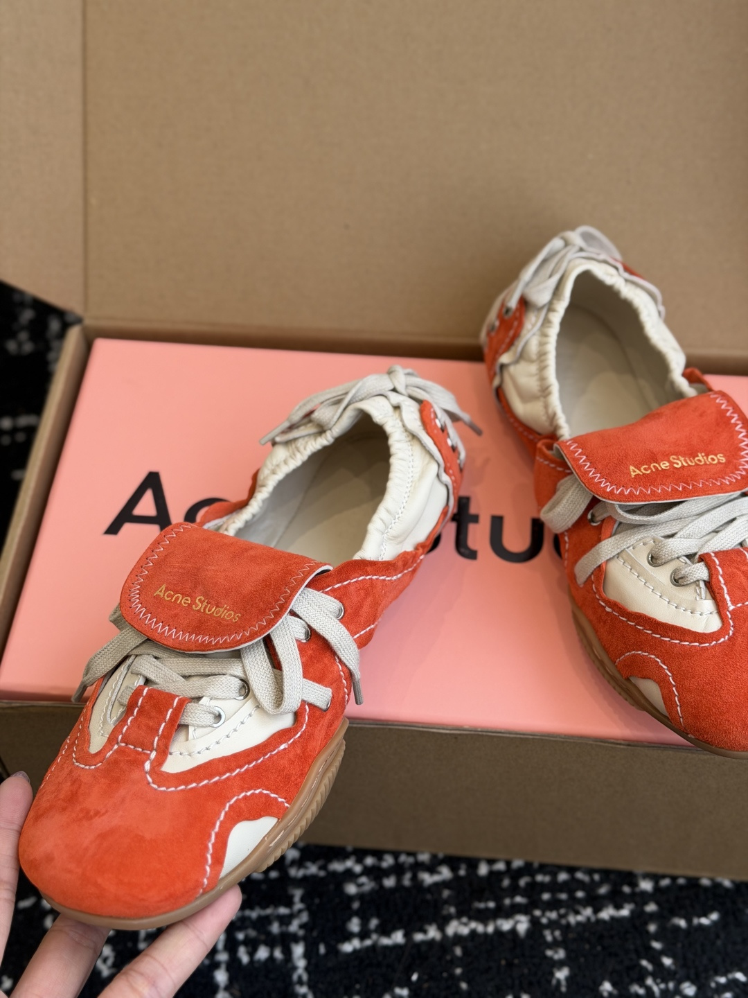 代购级 Acne Studios 26ss 秋季新款走秀款芭蕾鞋 可以说每一双都是可以珍藏的鞋子 今年这款芭蕾鞋真的是 代购级 Acne Studios 26ss 秋季新款走秀款芭蕾鞋 可以说每一双都是可以珍藏的鞋子 今年这款芭蕾鞋真的是