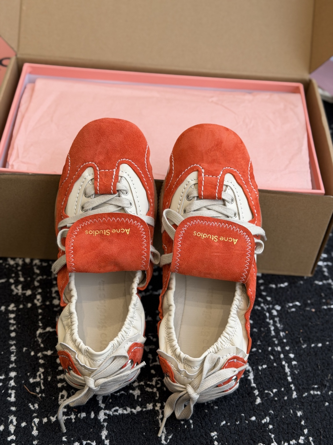 代购级 Acne Studios 26ss 秋季新款走秀款芭蕾鞋 可以说每一双都是可以珍藏的鞋子 今年这款芭蕾鞋真的是 代购级 Acne Studios 26ss 秋季新款走秀款芭蕾鞋 可以说每一双都是可以珍藏的鞋子 今年这款芭蕾鞋真的是