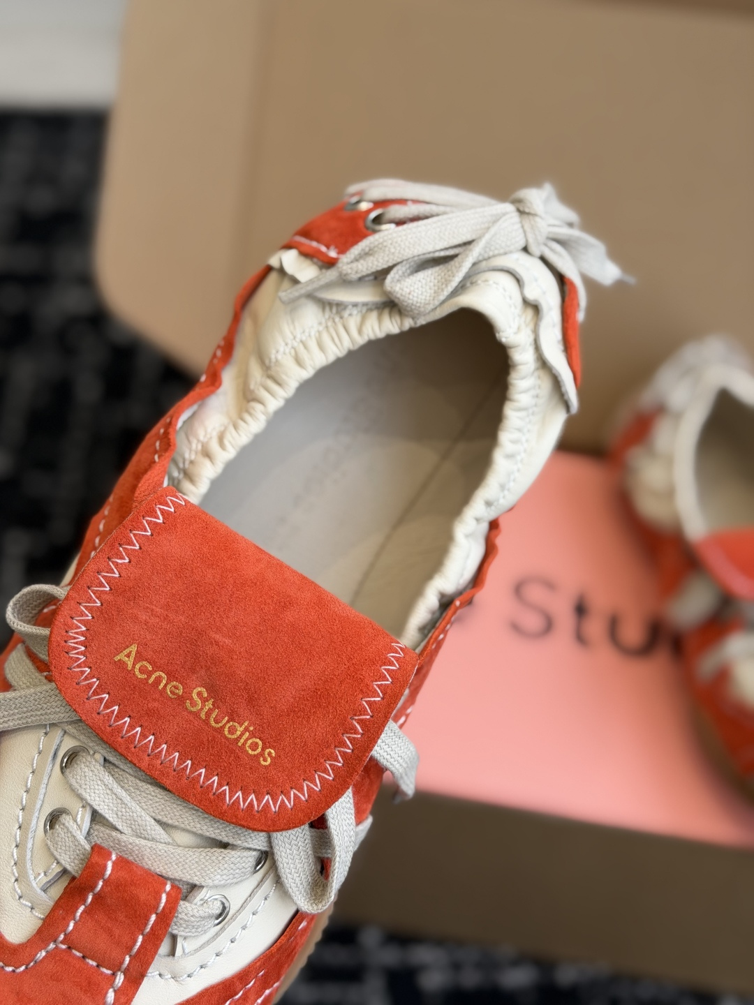 代购级 Acne Studios 26ss 秋季新款走秀款芭蕾鞋 可以说每一双都是可以珍藏的鞋子 今年这款芭蕾鞋真的是 代购级 Acne Studios 26ss 秋季新款走秀款芭蕾鞋 可以说每一双都是可以珍藏的鞋子 今年这款芭蕾鞋真的是