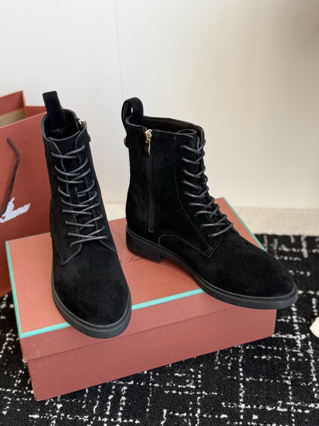 代购级 lp🌾 2026ss新 Loropiana经典马丁靴 短靴 一双时尚又实用的靴子不仅可以为你的穿搭加分,还能让 代购级 lp🌾 2026ss新 Loropiana经典马丁靴 短靴 一双时尚又实用的靴子不仅可以为你的穿搭加分,还能让