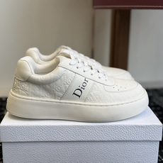 代购级Dior26ss早秋新款休闲厚底板鞋 自带慵懒松弛日常氛围感,拼接鞋头丰富层次,立体字母标识点缀鞋身,星星鞋带细节 代购级Dior26ss早秋新款休闲厚底板鞋 自带慵懒松弛日常氛围感,拼接鞋头丰富层次,立体字母标识点缀鞋身,星星鞋带细节
