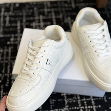 代购级Dior26ss早秋新款休闲厚底板鞋 自带慵懒松弛日常氛围感,拼接鞋头丰富层次,立体字母标识点缀鞋身,星星鞋带细节 代购级Dior26ss早秋新款休闲厚底板鞋 自带慵懒松弛日常氛围感,拼接鞋头丰富层次,立体字母标识点缀鞋身,星星鞋带细节