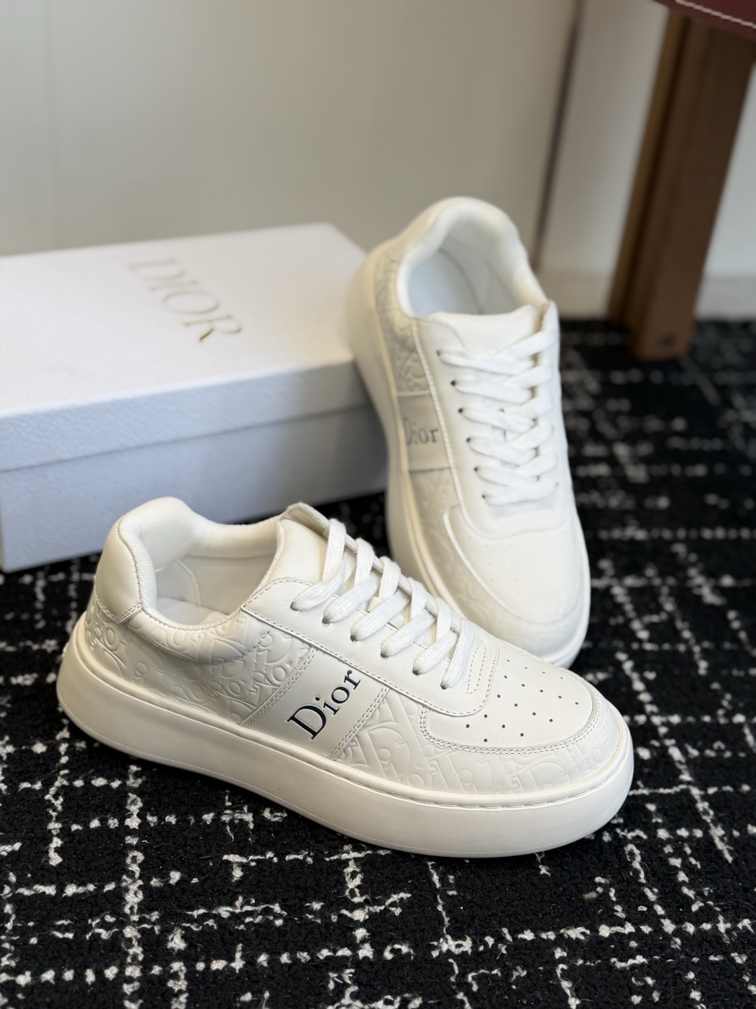 代购级Dior26ss早秋新款休闲厚底板鞋 自带慵懒松弛日常氛围感,拼接鞋头丰富层次,立体字母标识点缀鞋身,星星鞋带细节 代购级Dior26ss早秋新款休闲厚底板鞋 自带慵懒松弛日常氛围感,拼接鞋头丰富层次,立体字母标识点缀鞋身,星星鞋带细节